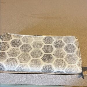 Hexagon Pattern Zip Wallet in Light Gray and White